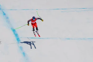 Ein Skifahrer springt auf der Piste