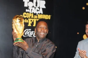 Pele mit dem WM-Pokal.