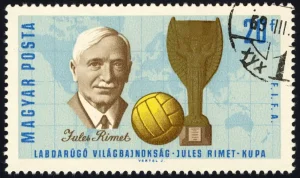 Der Jules-Rimet-Pokal auf einer Postkarte.